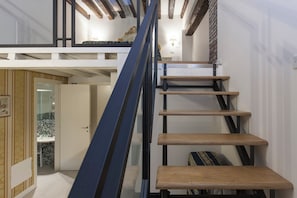 Cubrecamas, minibar, caja de seguridad en la habitación y escritorio