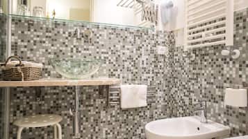 Shower, rainfall showerhead, free toiletries, hair dryer