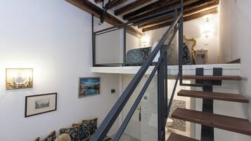 Standard-Dreibettzimmer | Daunenbettdecken, Minibar, Zimmersafe, Schreibtisch