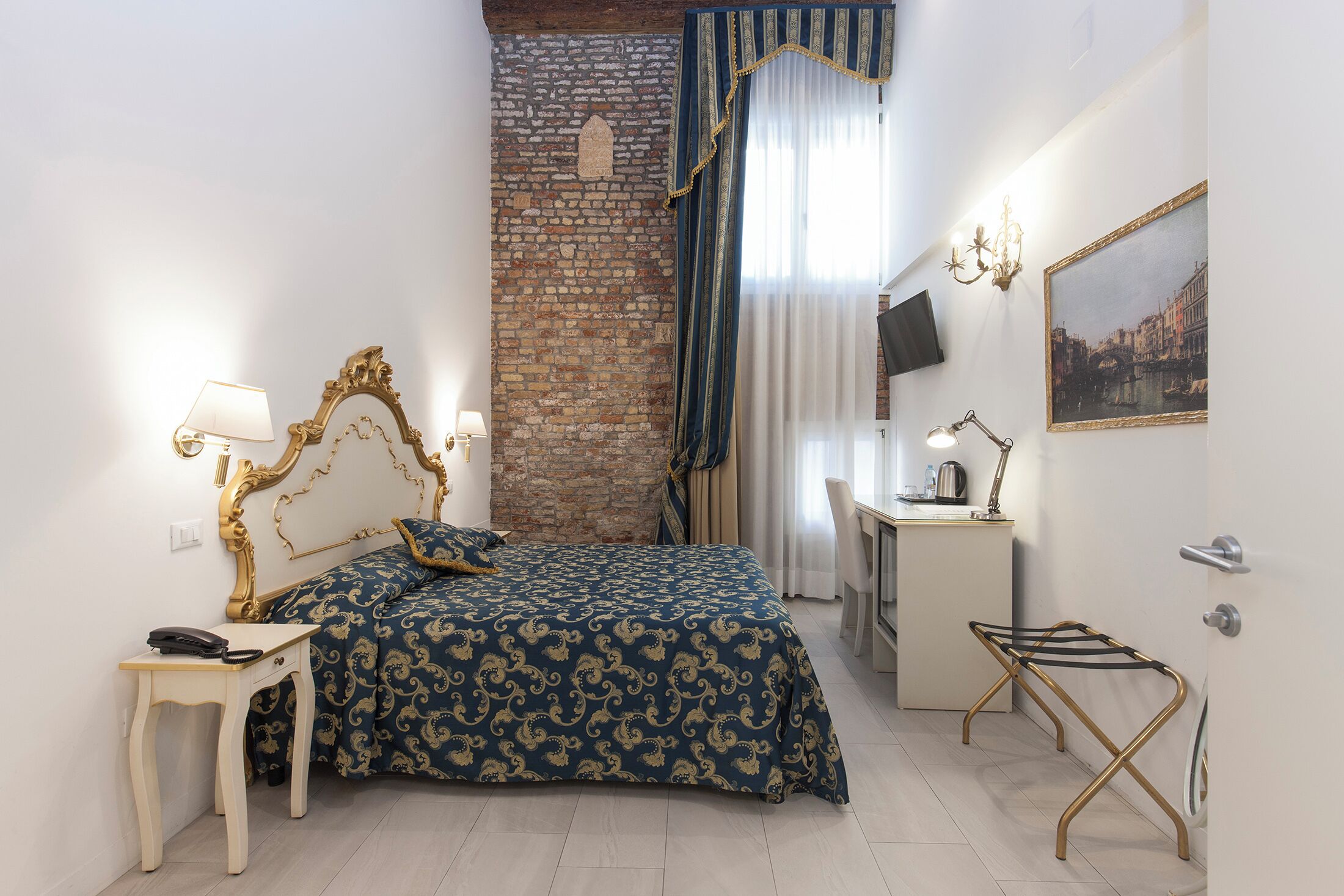 Foto - Al Mascaron Ridente