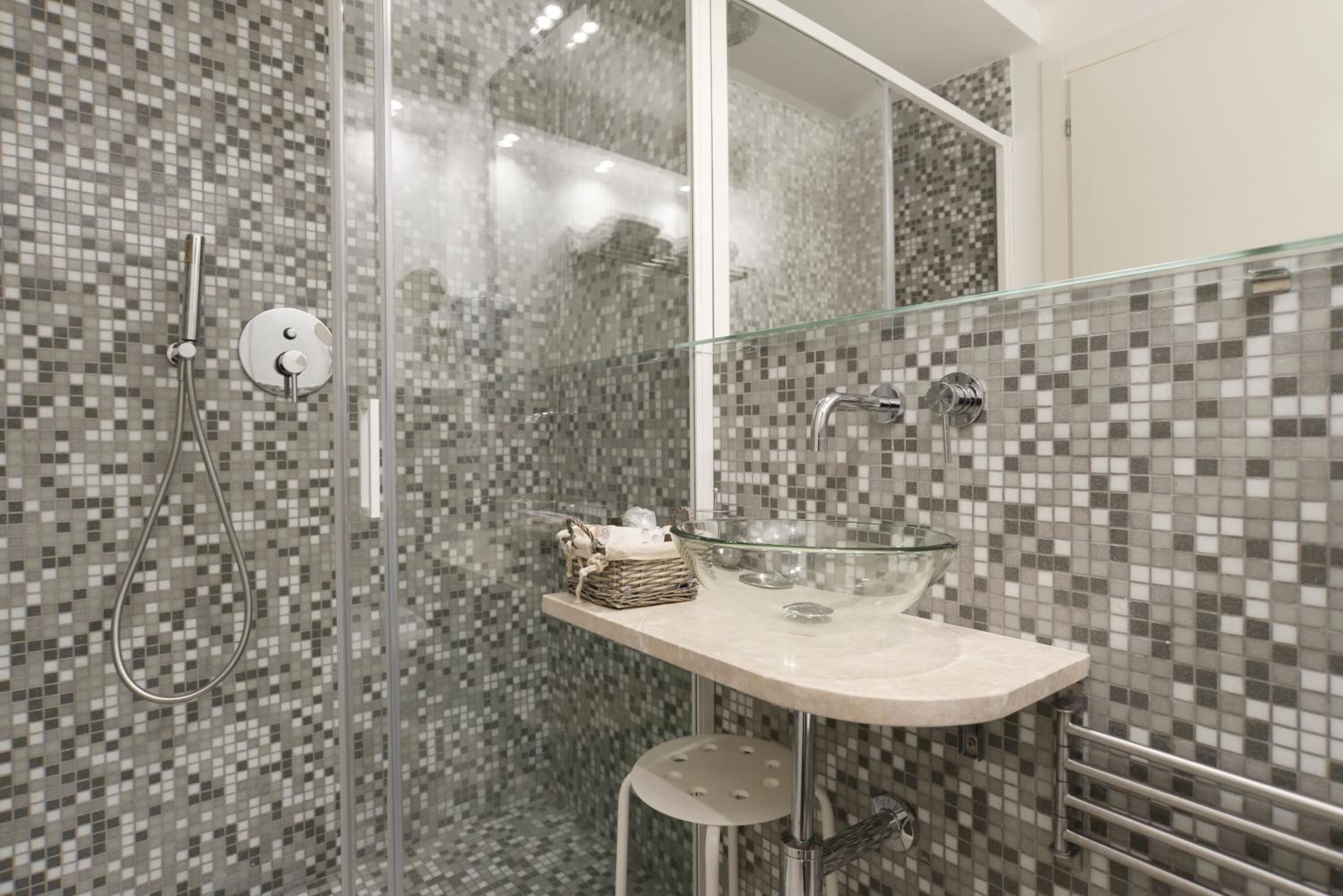 Douche, douche à « effet pluie », articles de toilette gratuits