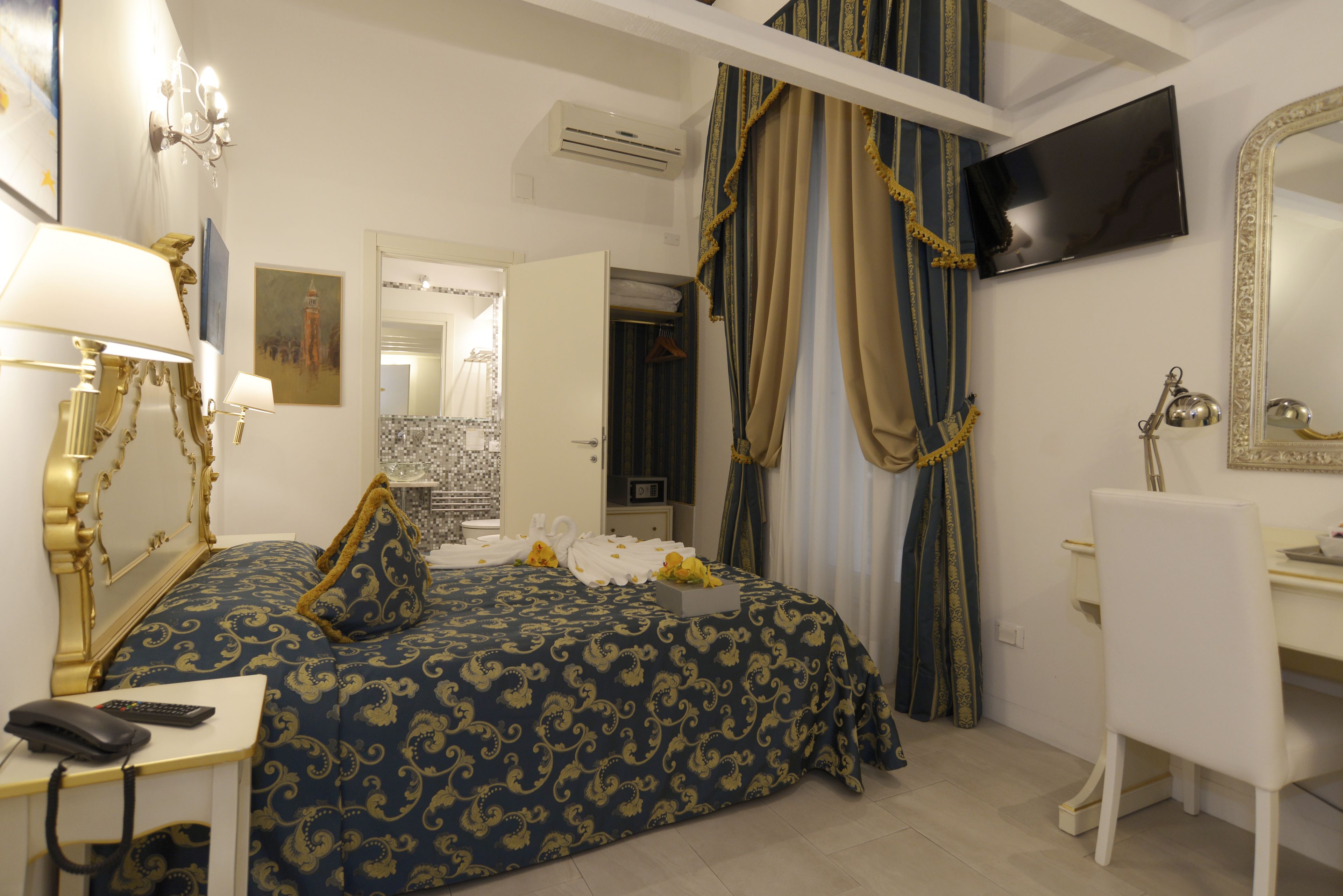 Foto - Al Mascaron Ridente