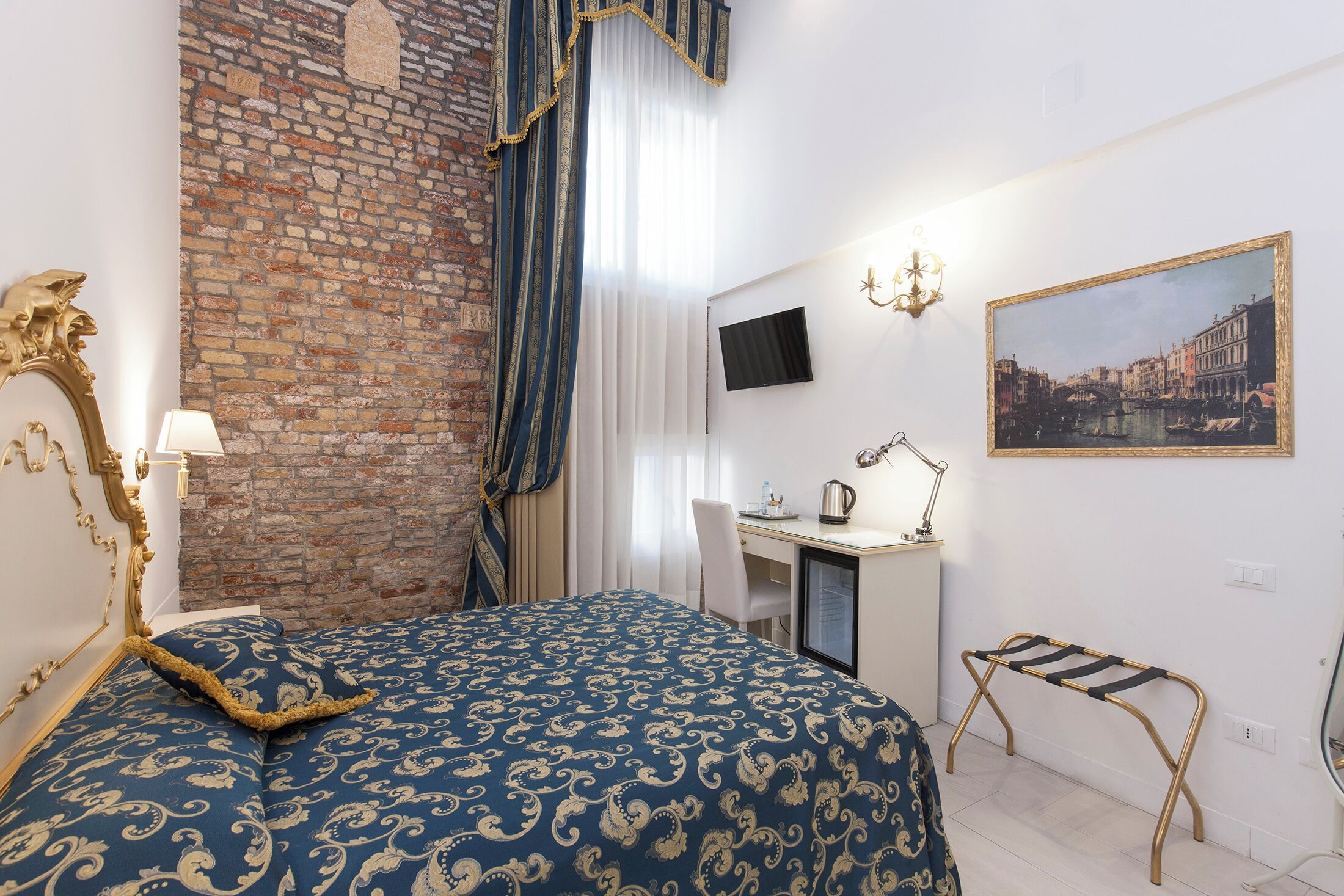 Foto - Al Mascaron Ridente