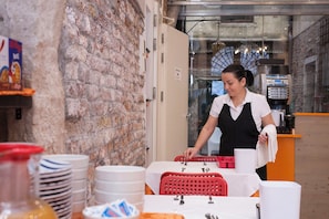 Desayuno buffet diario (EUR 15 por persona)