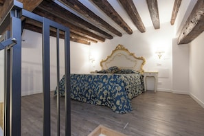 Chambre Triple Standard | Couette en duvet d'oie, minibar, coffres-forts dans les chambres, bureau
