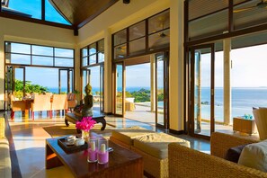 Ropa de cama de alta calidad y caja de seguridad en la habitación