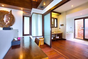 Bañera y ducha independientes, bañera profunda
