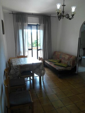 Apartment, 2 Schlafzimmer | Essbereich im Zimmer