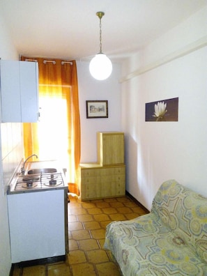 Apartment, Kitchenette (3 people) | Private kitchen | Fridge, stovetop, cookware/dishes/utensils - Residence Primula (Silvi)