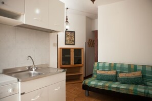 Apartemen, 1 kamar tidur | Dapur kecil pribadi | Lemari es, kompor, dan peralatan masak/sendok-piring