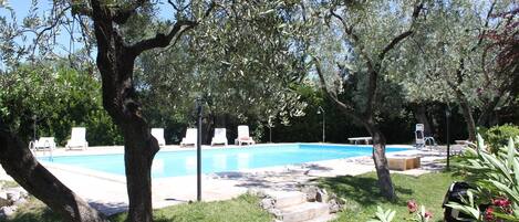 Piscine extérieure, parasols de plage, chaises longues