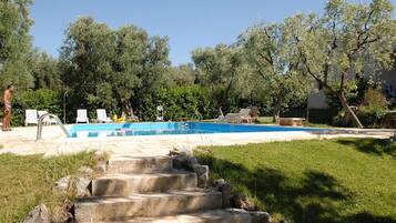 Piscina all'aperto, ombrelloni da piscina, lettini