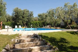 Una piscina al aire libre (de 09:00 a 19:00), sombrillas, tumbonas