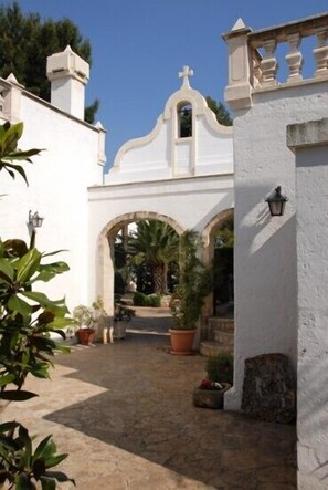 Courtyard - Masseria Don Sante (Fasano)