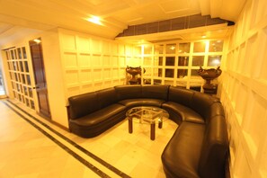 Coin salon dans le hall
