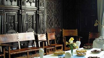 Free daily English breakfast