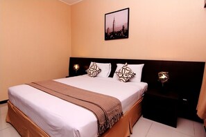 Habitación doble superior | Ropa de cama de alta calidad, caja fuerte, escritorio y cortinas opacas