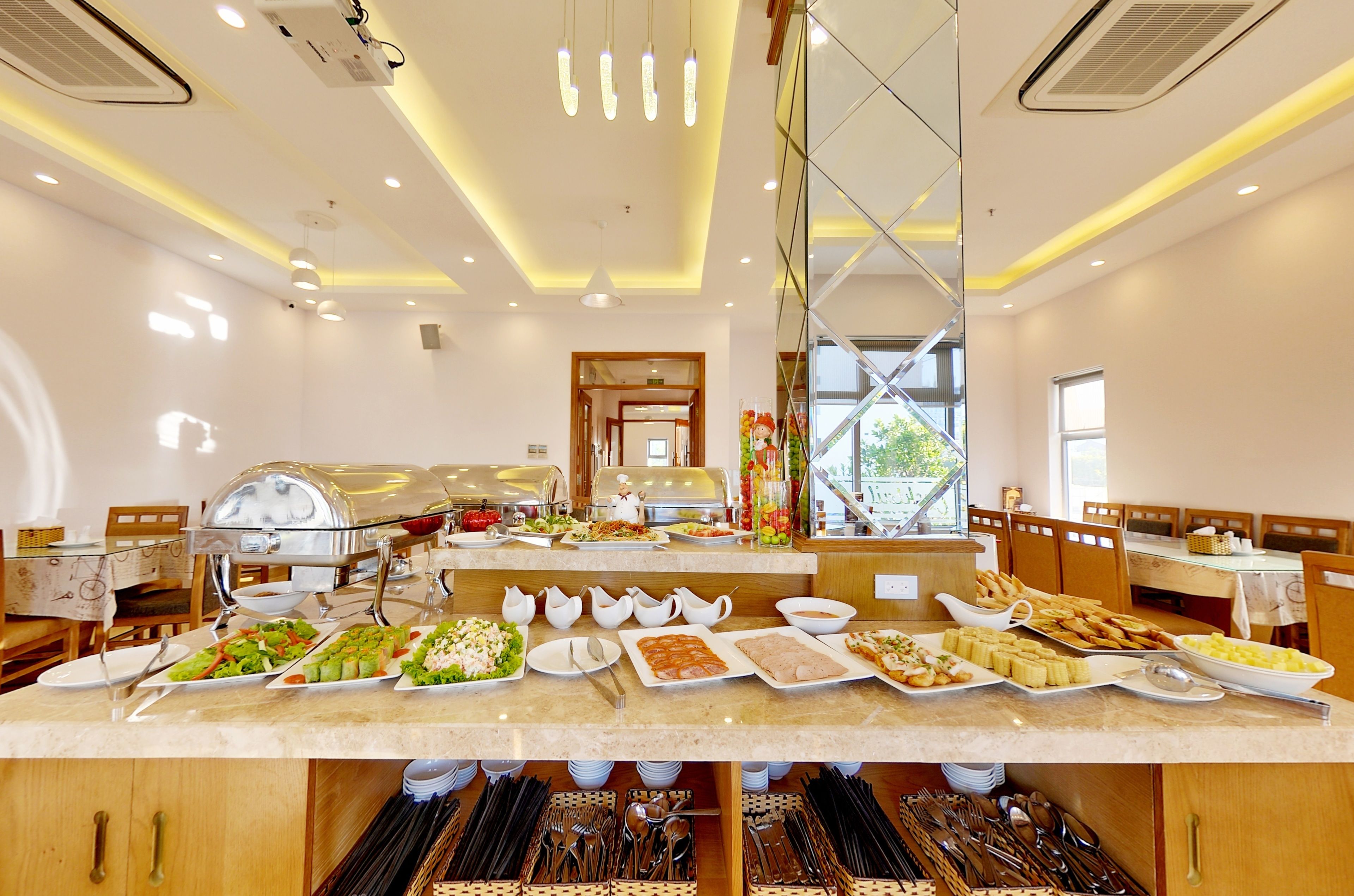 Ein reichhaltiges Buffet mit verschiedenen Speisen und Besteck.