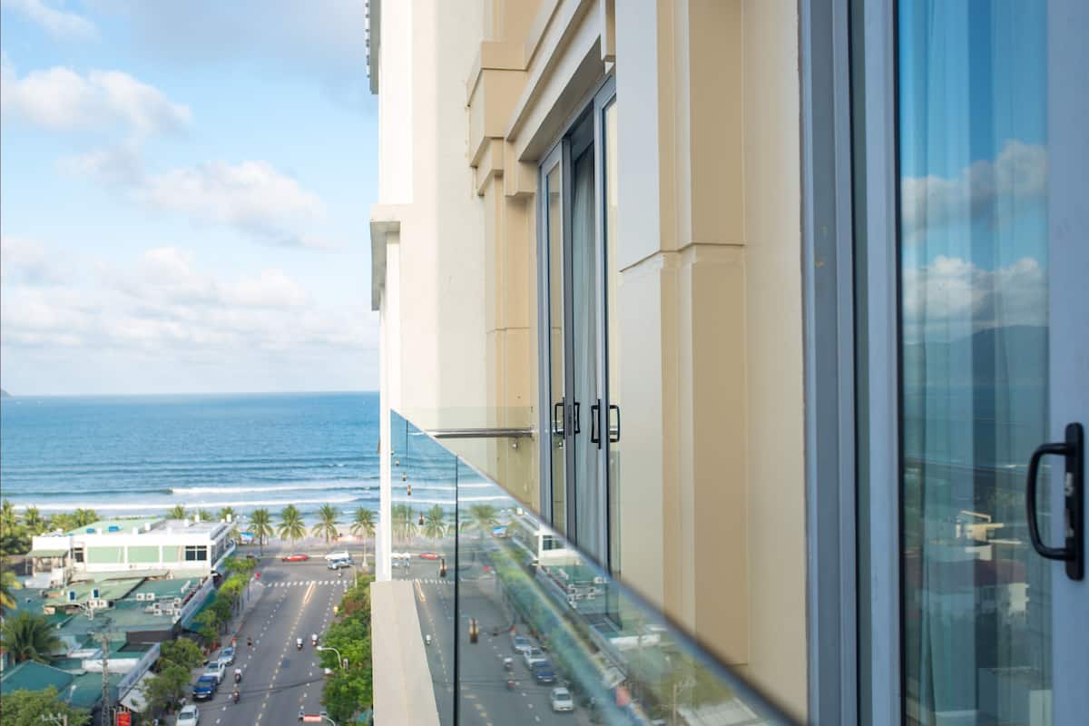 Apartamento Deluxe, 3 habitaciones, balcón, vistas parciales al mar | Vistas al mar