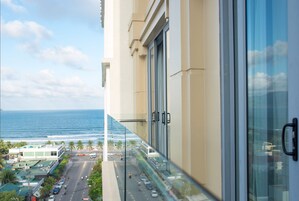 Apartamento luxo, 3 quartos, sacada, vista parcial para o mar | Vista para praia/oceano
