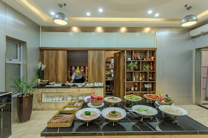 Bữa sáng buffet hàng ngày với phụ phí nhỏ