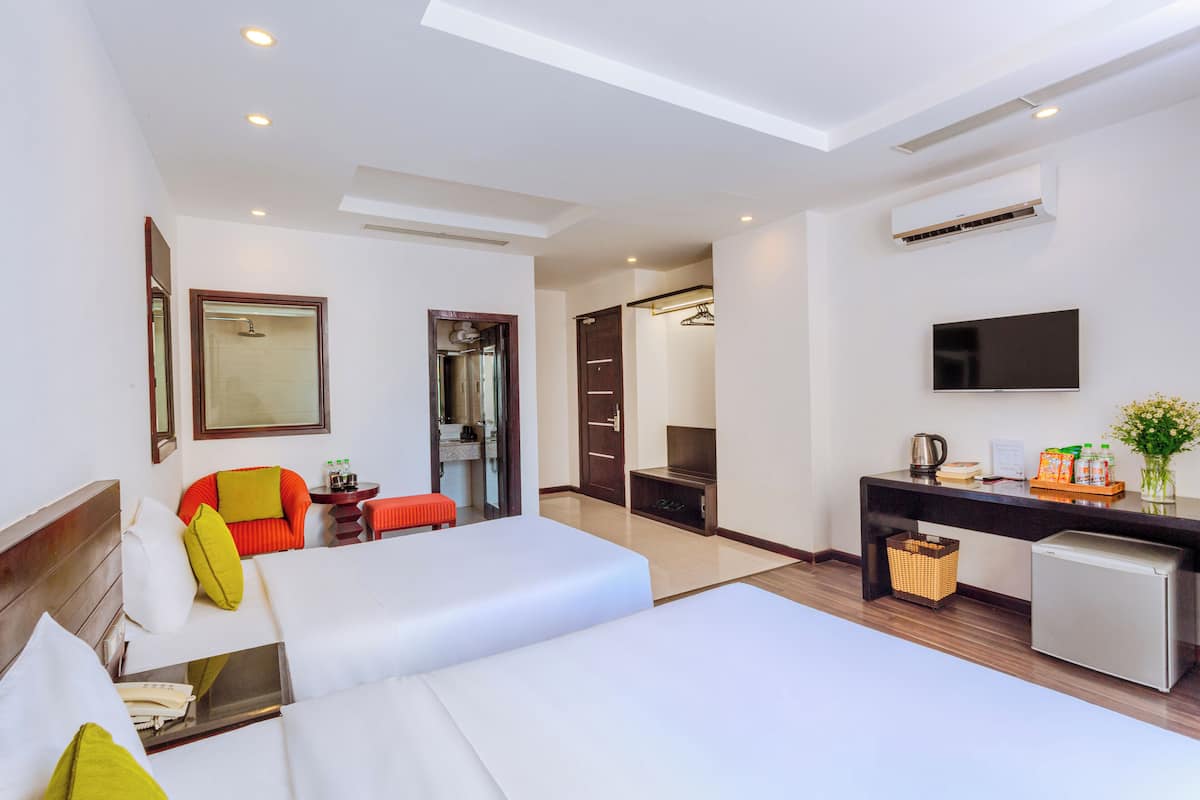 Tremannsrom – superior, byutsikt | Sengetøy av topp kvalitet, dundyner, memory foam-senger og minibar