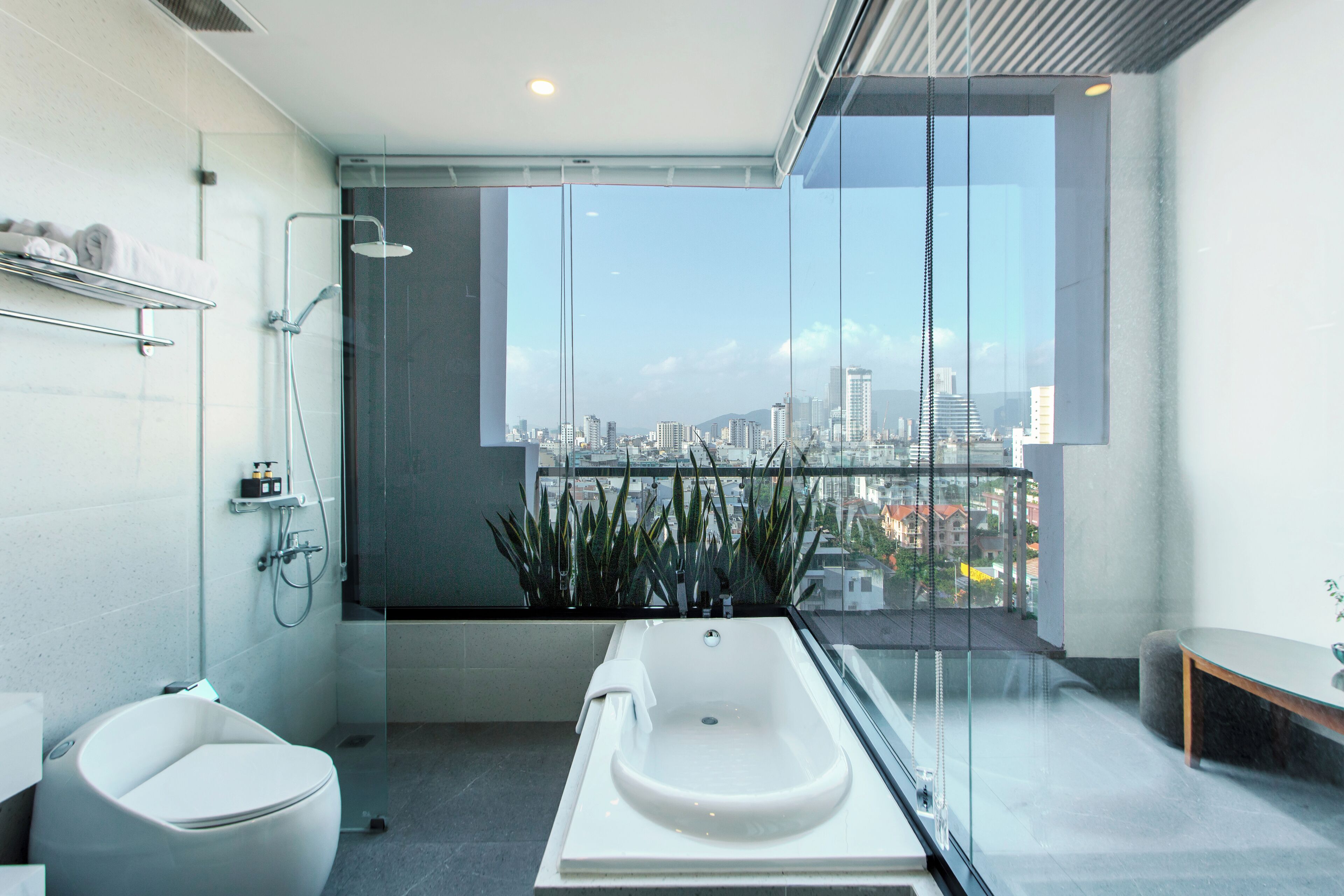 Signature Studio Suite, 1 King Bed, Balcony, Sea View | Premium bedding, down comforters, memory foam beds, minibar