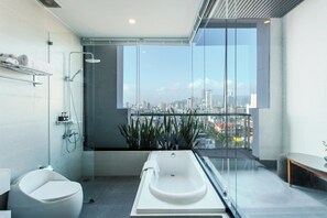 Signature Studio Suite, 1 King Bed, Balcony, Sea View - Richico Apartments And Hotel (Da Nang)