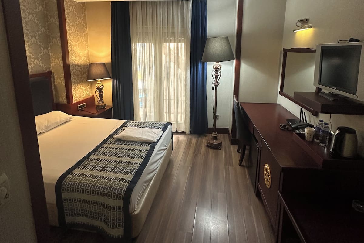 Doppia Economy, fumatori, vista città | Biancheria da letto di alta qualità, minibar, cassaforte in camera