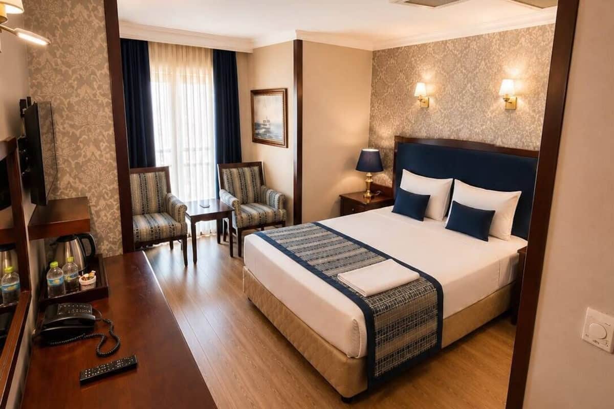 أغطية فراش متميزة وميني بار وخزنة داخل الغرفة ومكتب