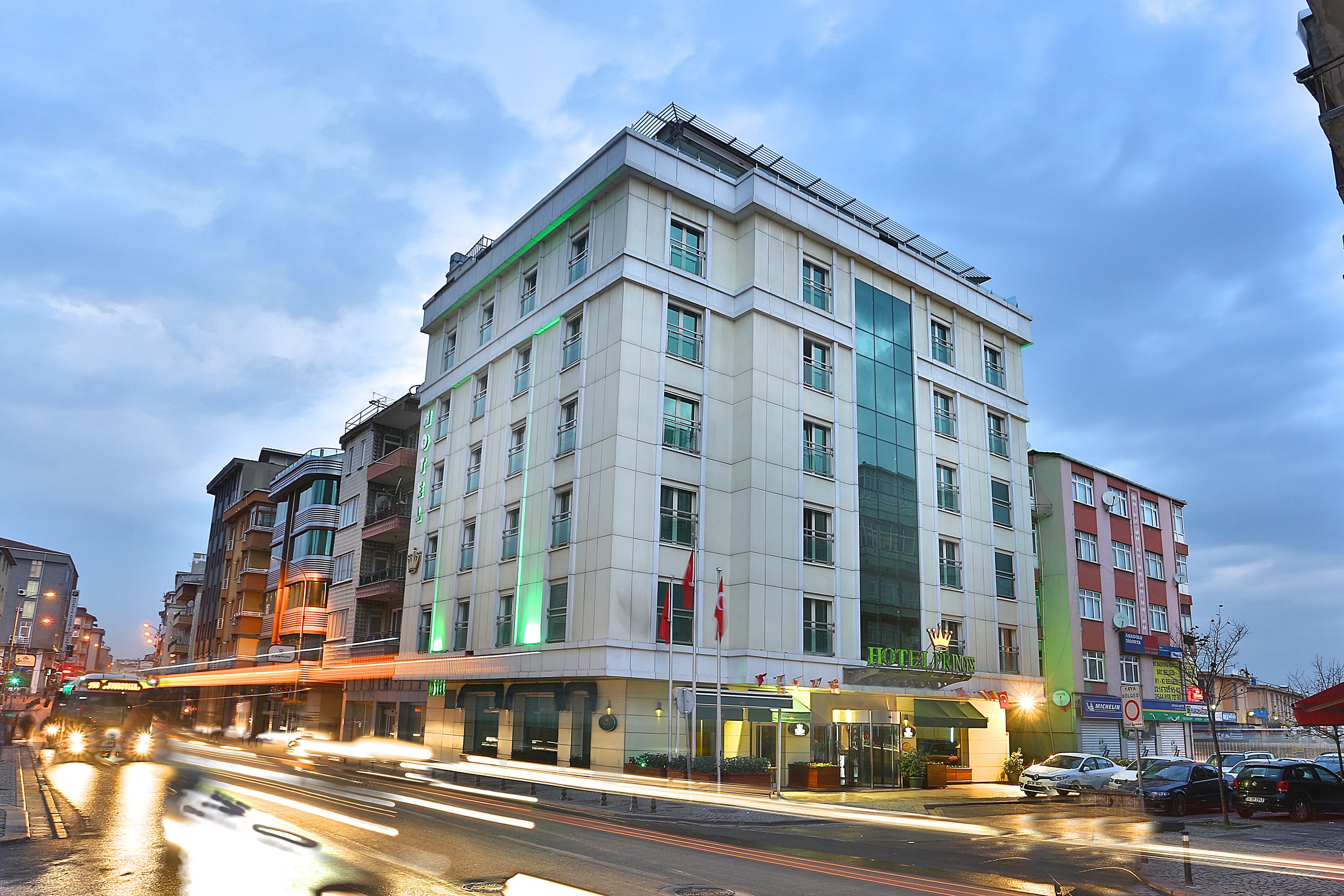 Ein mehrstöckiges Hotel mit modernem Design, das große Fenster und einen markanten Eingangsbereich besitzt.