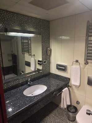 Economy tweepersoonskamer, roken, uitzicht op de stad | Badkamer | Een bad/douchecombinatie, een bubbelbad, gratis toiletartikelen