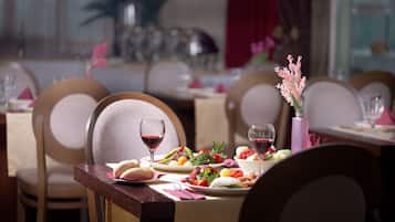 Se sirven desayunos, comidas y cenas con mesas al aire libre