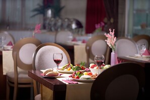 Ofereix taules a l'aire lliure i s'hi serveixen esmorzars i dinars