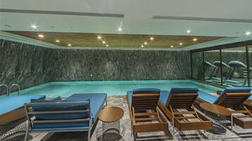 Innenpool, geöffnet von 07:00 Uhr bis 23:00 Uhr, LiegestĂŒhle