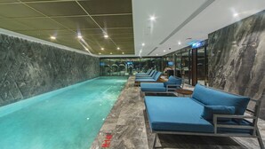Hồ bơi trong nhà, mở cửa từ 7:00 đến 22:00, ghế dài tắm nắng 