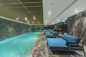 Piscine couverte, accÚs possible de 07 h 00 à 23 h 00, chaises longues