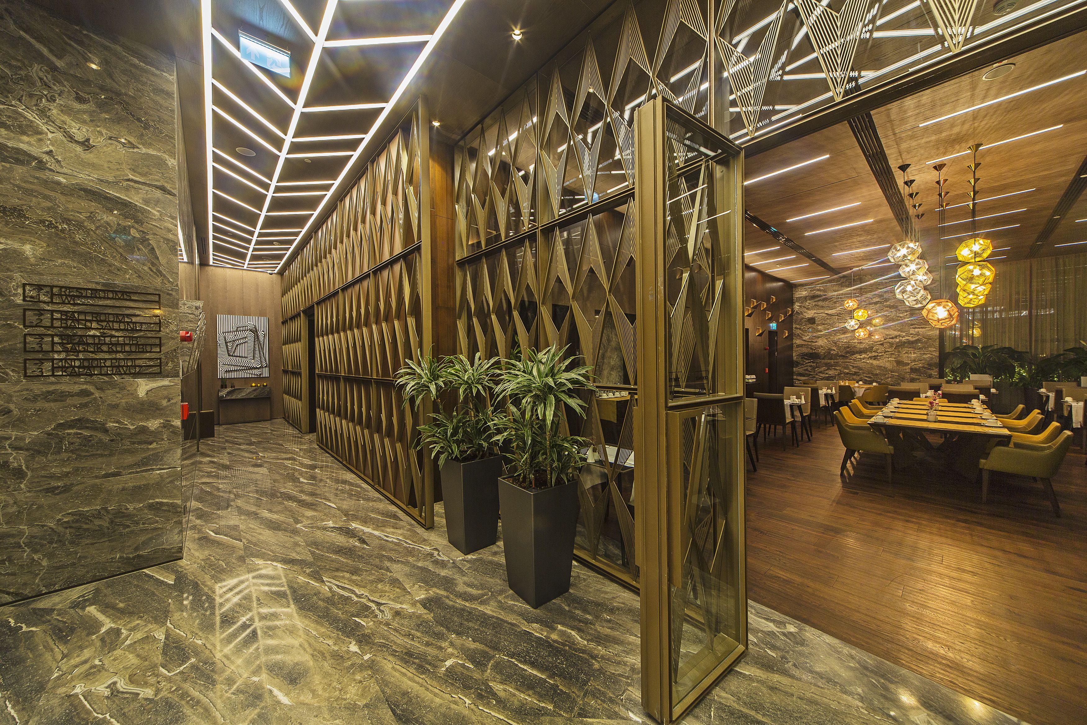 2 bars/lounges, poolside bar