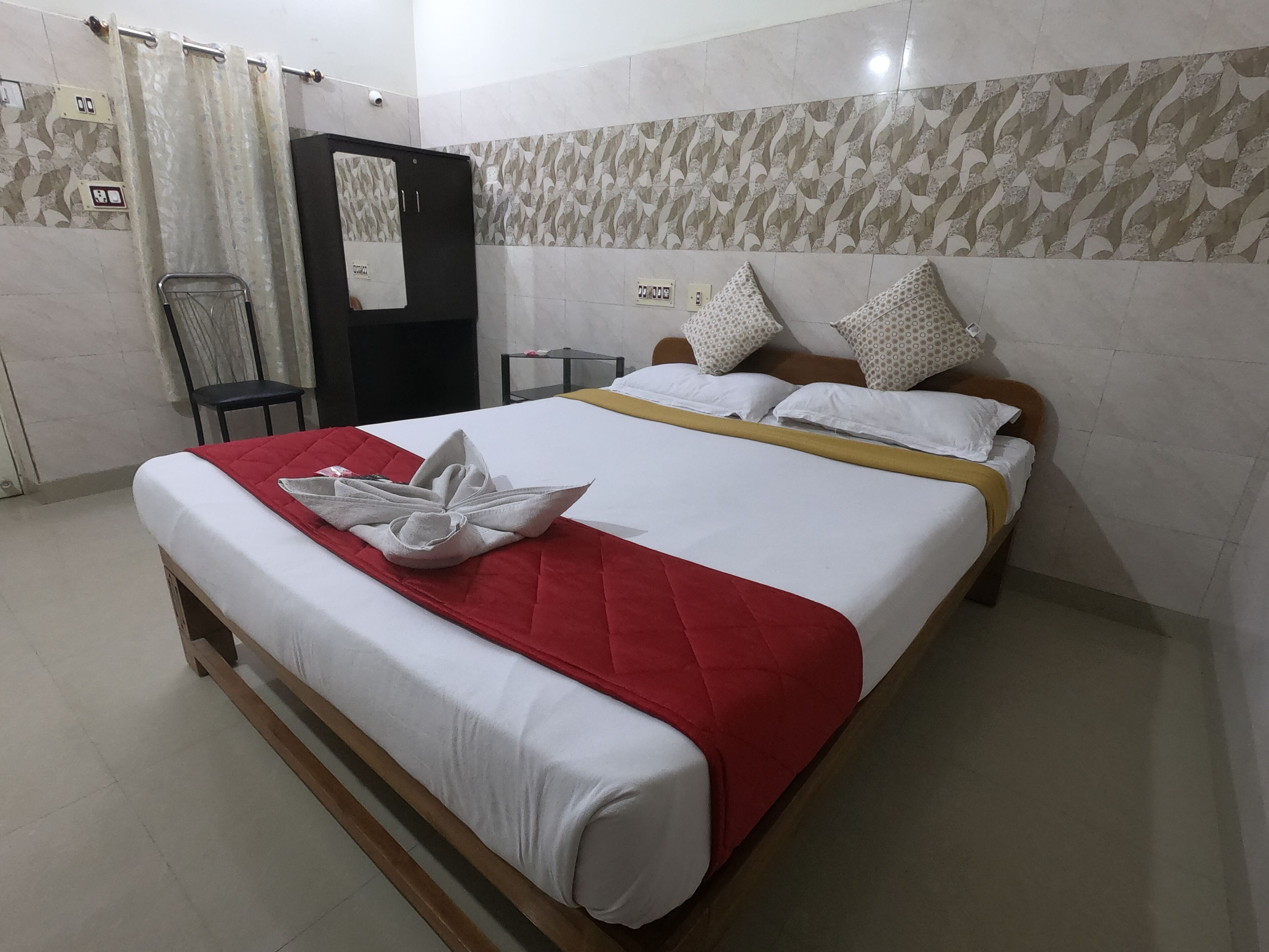 Deluxe Double Room, City View, Corner | In-room safe, individually decorated, desk, soundproofing