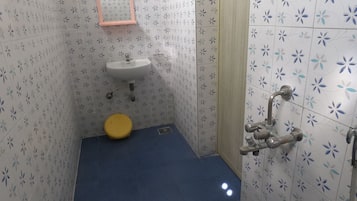 Shower, free toiletries, towels
