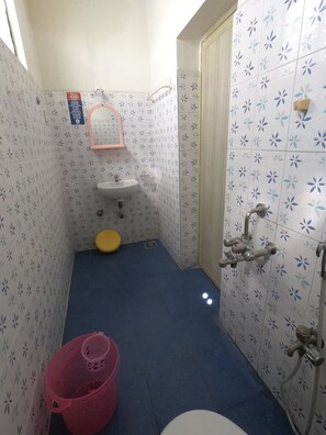 Ducha, artículos de higiene personal gratuitos y toallas