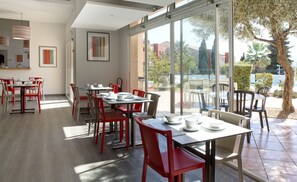 Petit déjeuner buffet (12.00 EUR par personne)