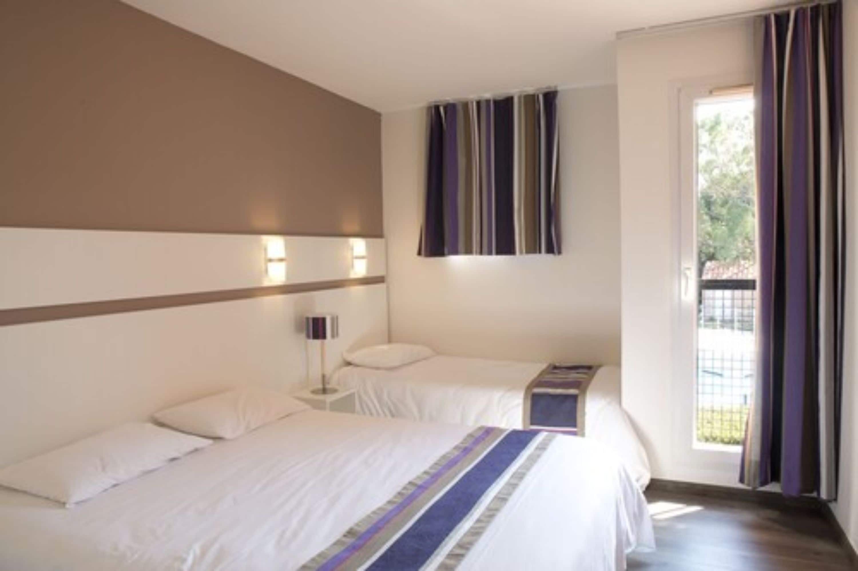 triple room | desk, soundproofing, free cots/infant beds, free wifi