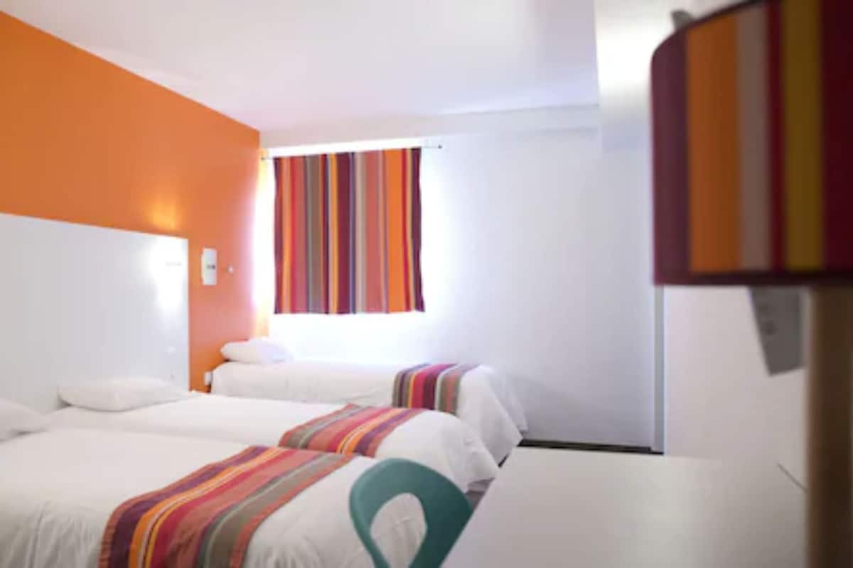 Triple Room | Desk, soundproofing, free cribs/infant beds, free WiFi