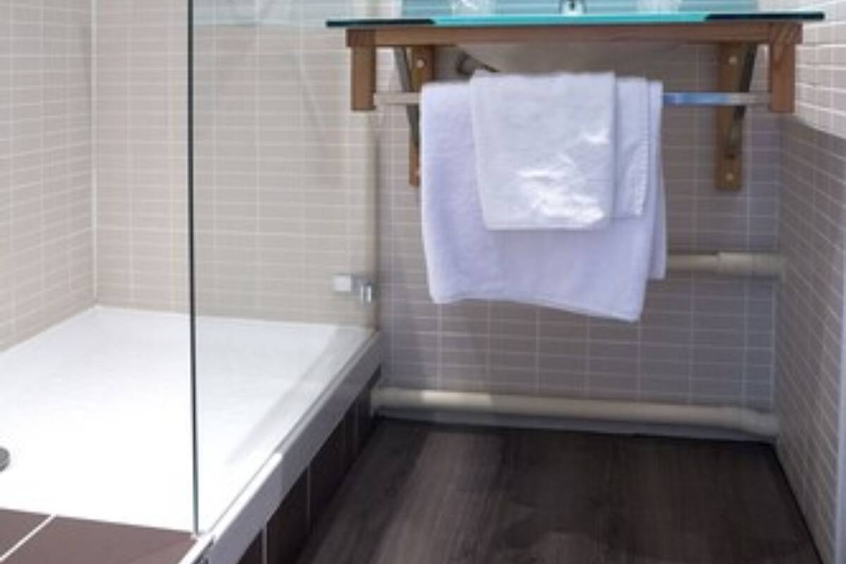 Desk, soundproofing, free cots/infant beds, free WiFi