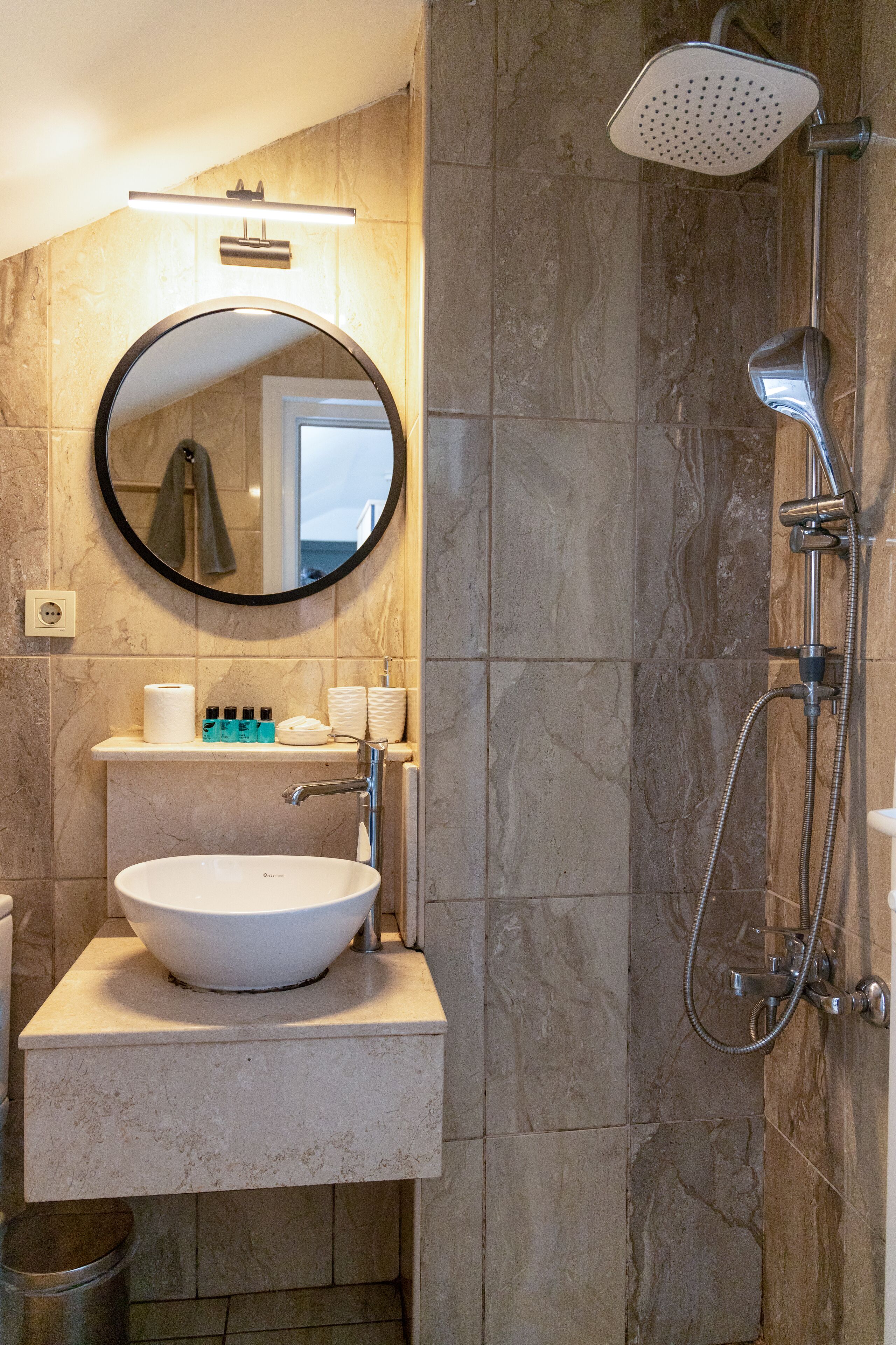 Economy vierpersoonskamer | Badkamer | Een douche, een hydromassagedouche, designer toiletartikelen