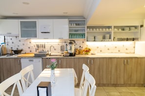 Mini-fridge, microwave, oven, stovetop - Galley Hotel (Istanbul)