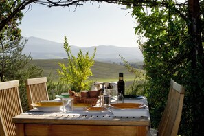 Outdoor dining - L'Olmo (Pienza)