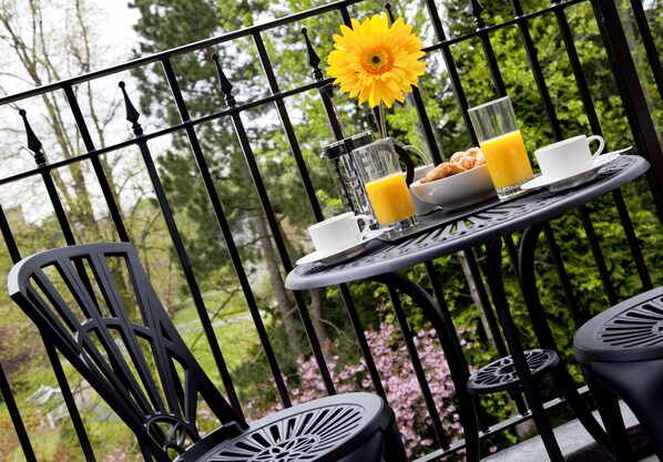 Luxury Apartment, 2 Bedrooms, Balcony | Balcony - Valley Park Studios (Harrogate)