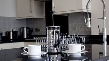 Refrigerador con congelador, microondas y parrilla de estufa